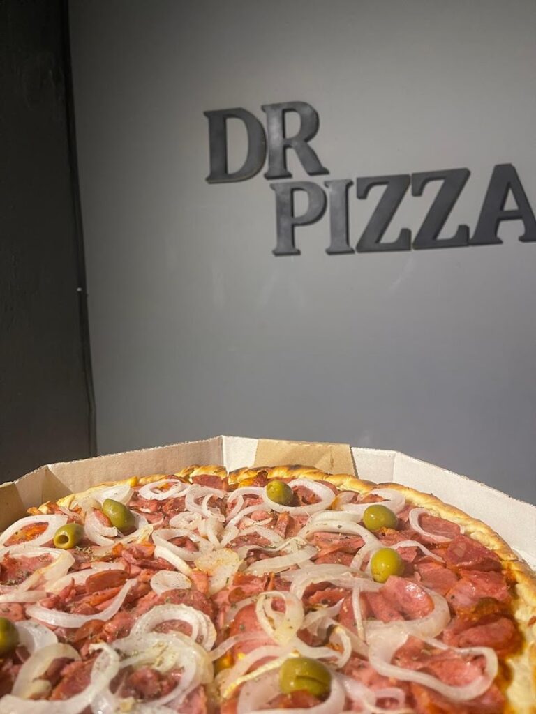 Fachada da Pizzarias Dr. Pizza, localizada no bairro Cidade São Pedro - Gleba A, cidade de Santana de Parnaíba.