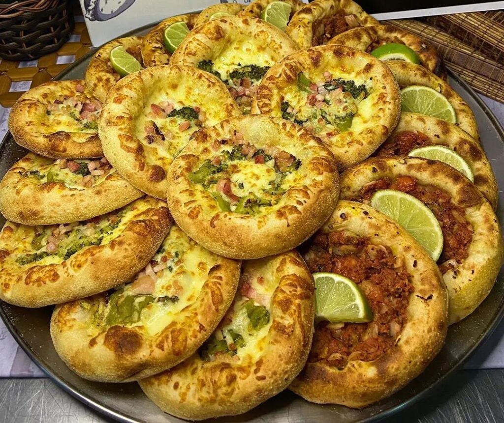 Fachada da Pizzarias Pizzaria Cajamar Esfiharia & Pizzaria, localizada no bairro Vila Nova, cidade de Cajamar.