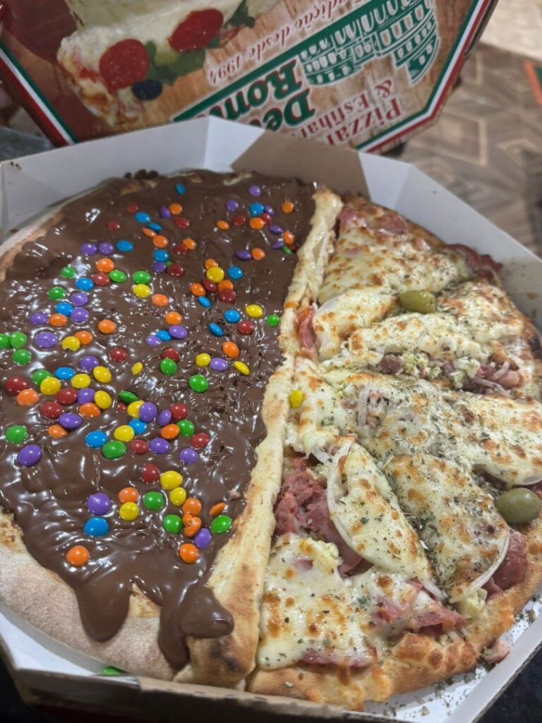 Fachada da Pizzarias Pizzaria e Esfiharia Della Roma, localizada no bairro Jordanesia, cidade de Cajamar.