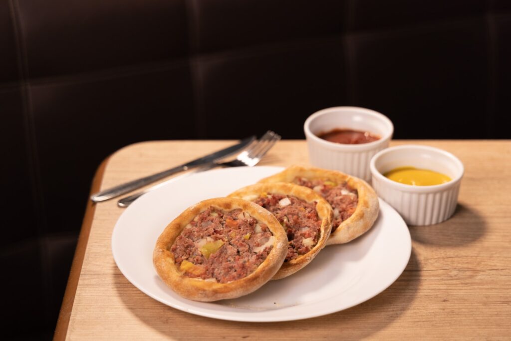 Fachada da Pizzarias Ravitto's - Divinno Burguer, localizada no bairro Ipês (Polvilho), cidade de Cajamar.