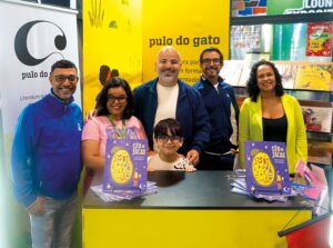 Autista e escritor desde os quatro anos, o menino foi prestigiado por representantes da Secretaria de Cultura no lançamento de “Céu de Jacas”; talento para as letras é coisa de família