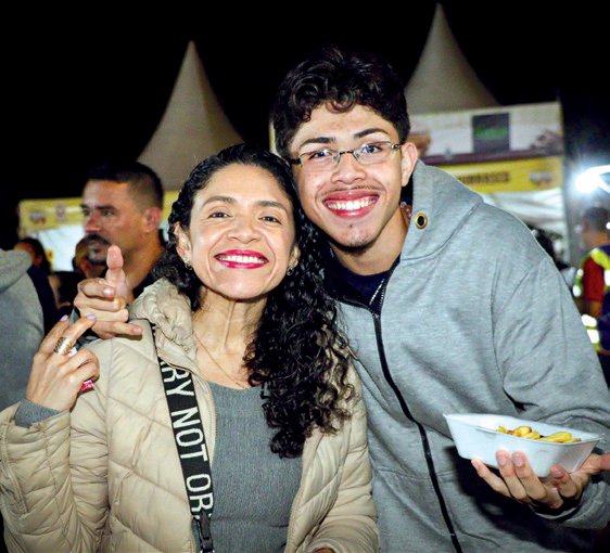 Catequista Fernanda abraçada ao filho