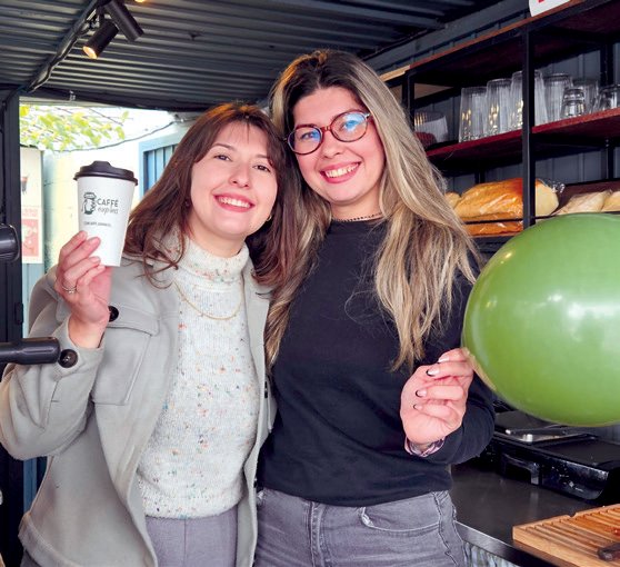 As irmãs Dani e Camila sorrindo dentro do Caffè Express