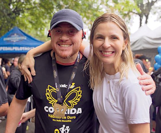 Edgar Brito e a Dra. Stella Marandola abraçados no evento da corrida