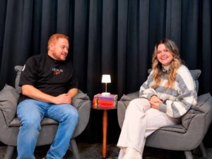 Edgar Brito e Isadora Rizzardi durante entrevista sobre o projeto missionário Dorah Mission, em Cajamar.