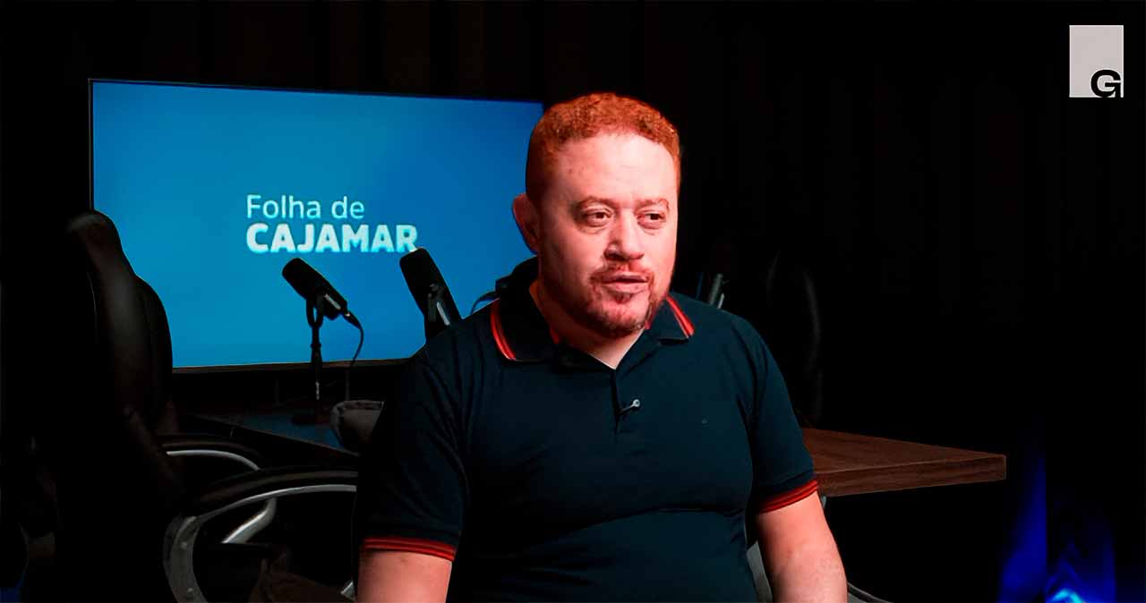 Edgar Brito, idealizador da Folha de Cajamar, no estúdio de podcast do jornal