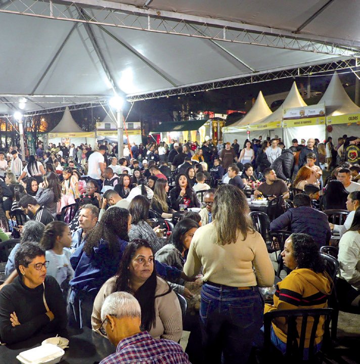 Público lota a tenda do 4º Festival Gastronômico da Mandioca à noite