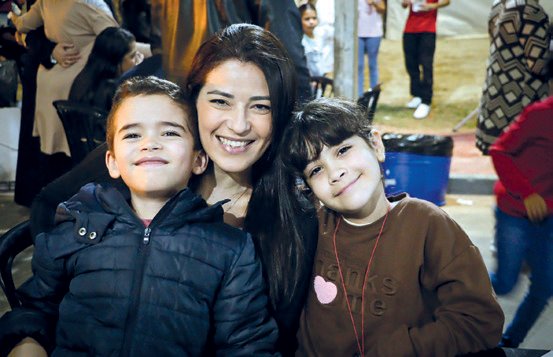 Gabriela Guimarães com duas crianças no festival