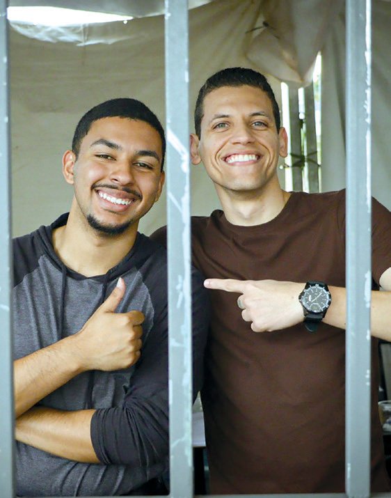 Gustavo e Leonardo sorrindo lado a lado