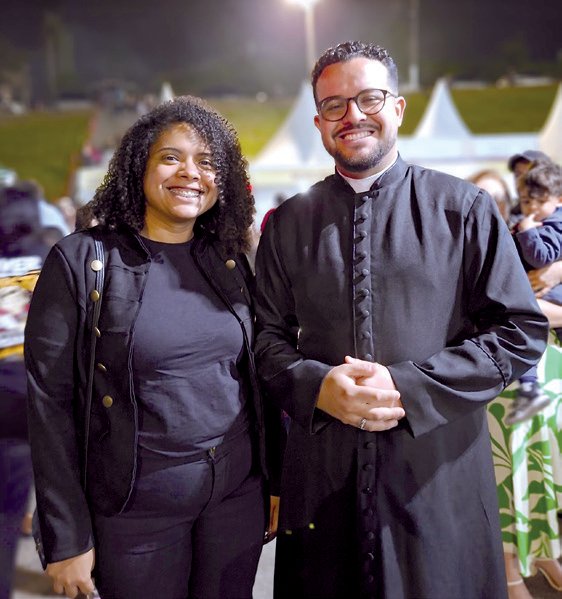 Padre Douglas Fagundes posa com uma paroquiana