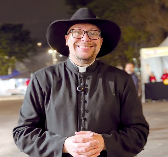 Pároco Ismael Felix, de chapéu preto e batina, sorrindo