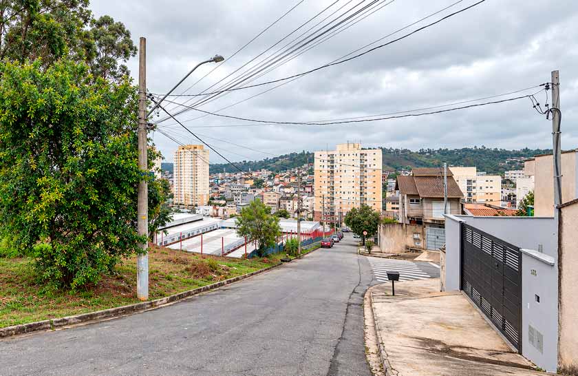 Vista da Rua Gloriosa, no Portal dos Ipês II, em Cajamar, sob céu nublado.